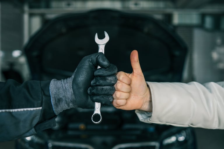 Mechanic and customer thumbs up